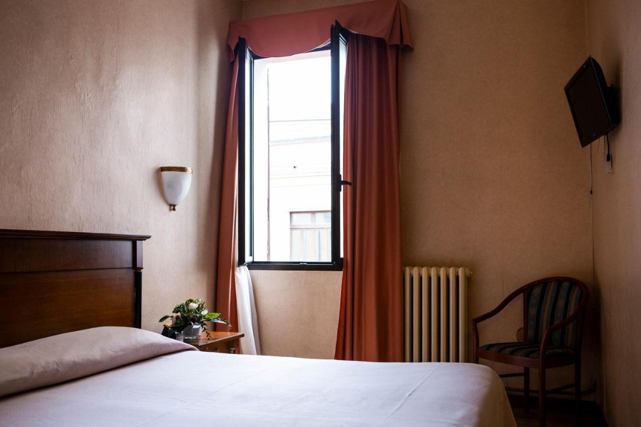 Hotel Astor Piacenza Exterior foto